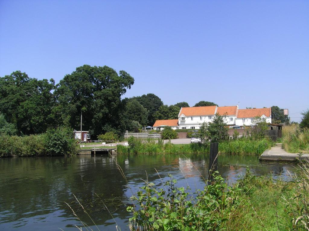 Wayford Bridge Inn Hotel สตาแลม ภายนอก รูปภาพ